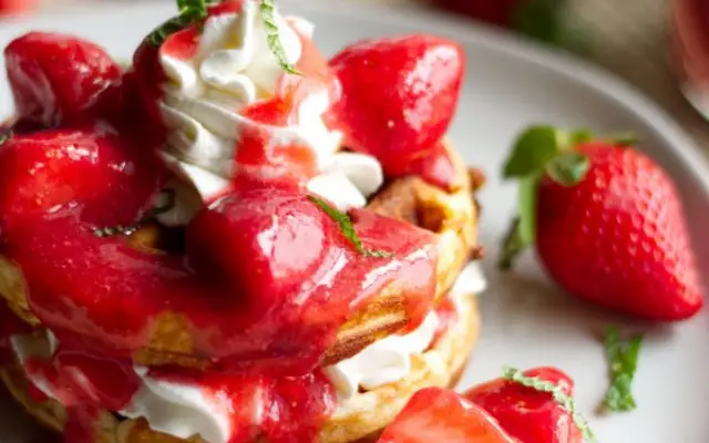 KETO STRAWBERRY SHORTCAKE CHAFFLE
